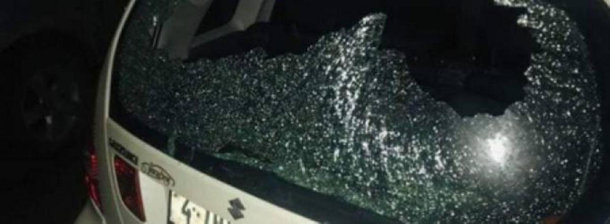 مستوطنون يحطمون 30 مركبة ويغلقون شارع نابلس جنين