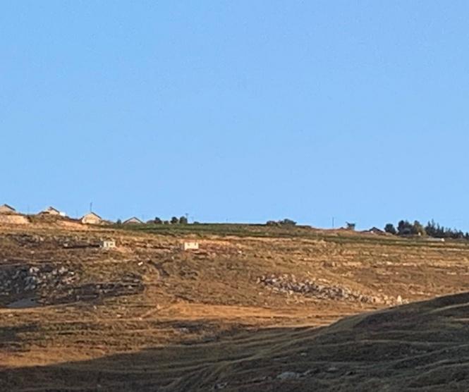 مستوطنون يضعون منزلين متنقلين في أراضي مادما جنوب نابلس