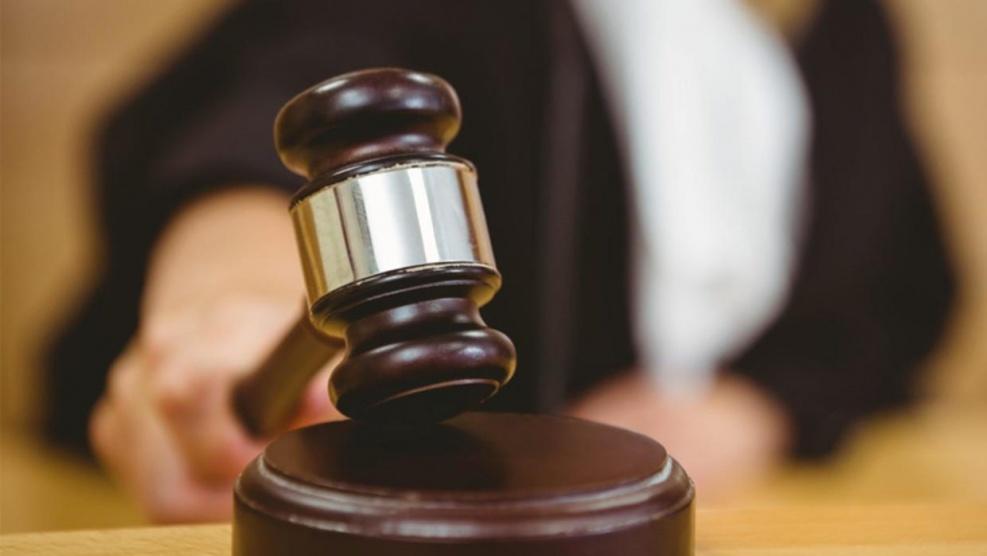 توقيف موظف بمحكمة نابلس متهم باختلاس مسدسين