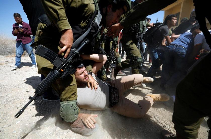 الأورومتوسطي: حواجز الاحتلال مصائد موت للفلسطينيين