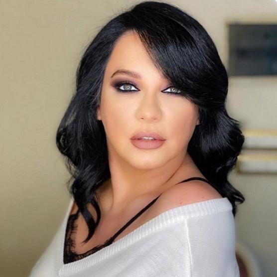 سلاف فواخرجي.. أمي معي في شارع شيكاغو!
