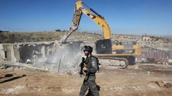 القدس: توزيع اخطارات هدم ومصادرة بضائع من الباعة المتجولين