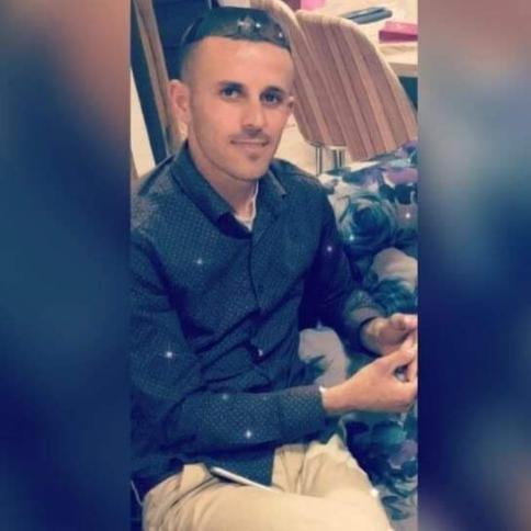 مصرع شاب وإصابة زوجته وابنه بحادث سير ذاتي