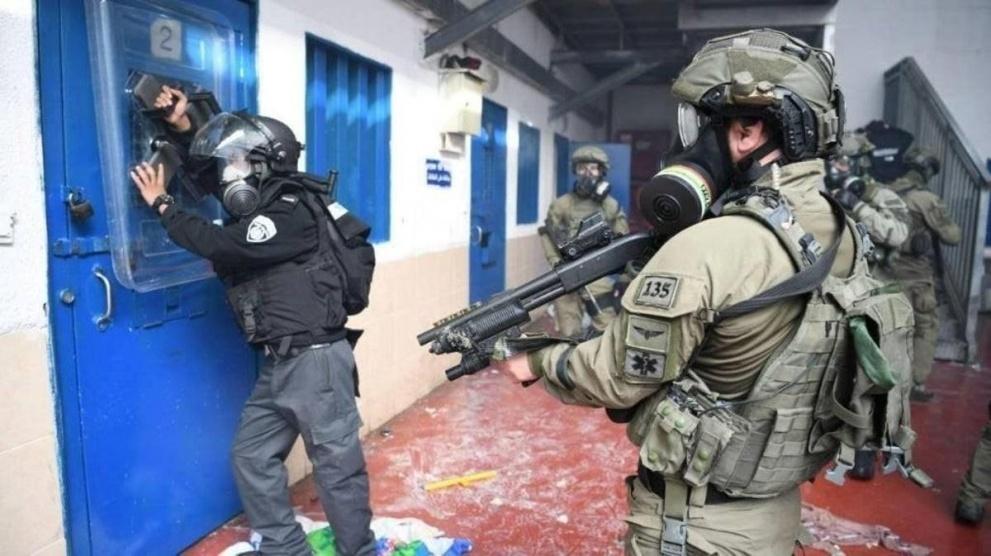 قوات خاصة تقتحم بعض أقسام الأسرى في سجن النقب