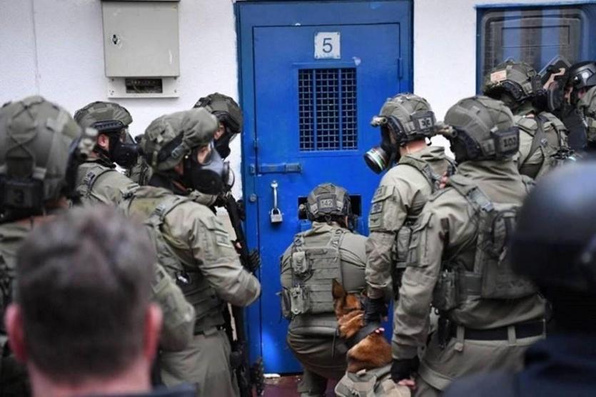 توتر في سجن عوفر بعد إقتحامه من قبل قوات القمع