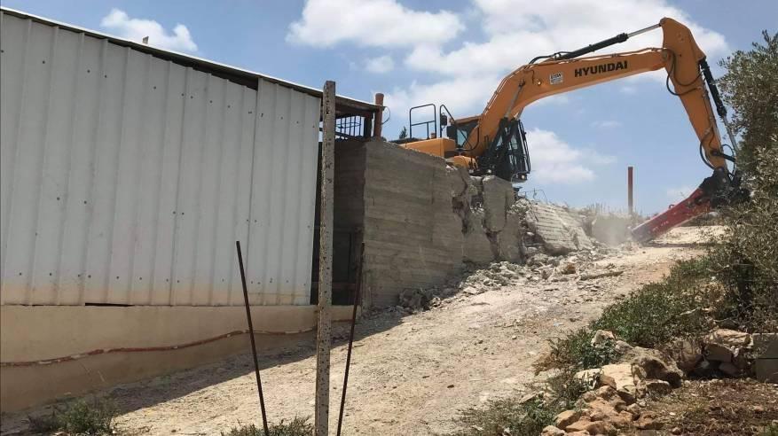 الاحتلال يهدم منشآت وأسوار منازل جنوب طولكرم