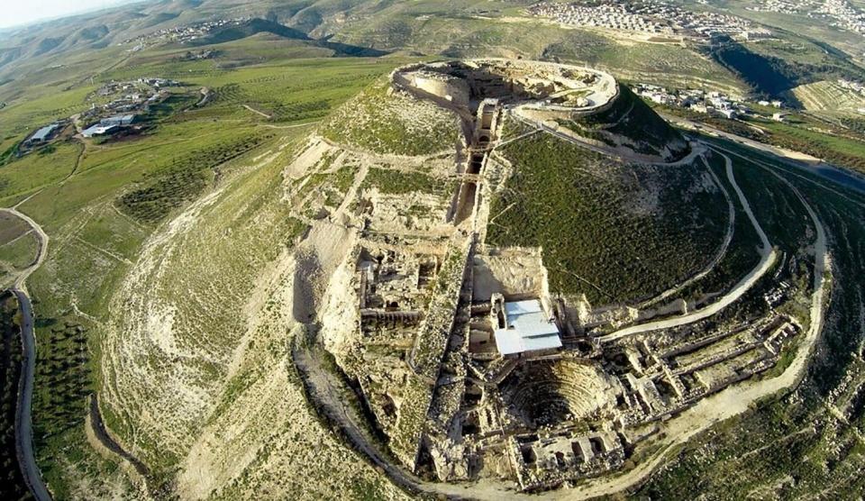 الاحتلال يغلق محيط جبل الفرديس بالأسلاك الشائكة