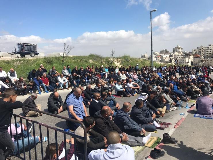 الاحتلال يمنع المواطنيين من أداء صلاة الجمعة فوق أراضيهم المهددة بحارس