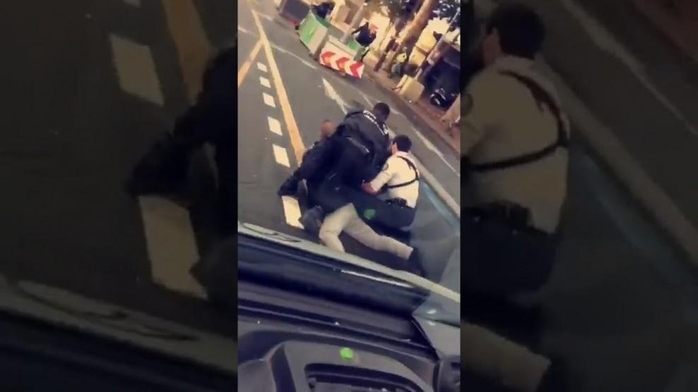 توجيه الاتهام لثلاثة شرطيين فرنسيين بالقتل في حادثة تشبه اختناق جورج فلويد