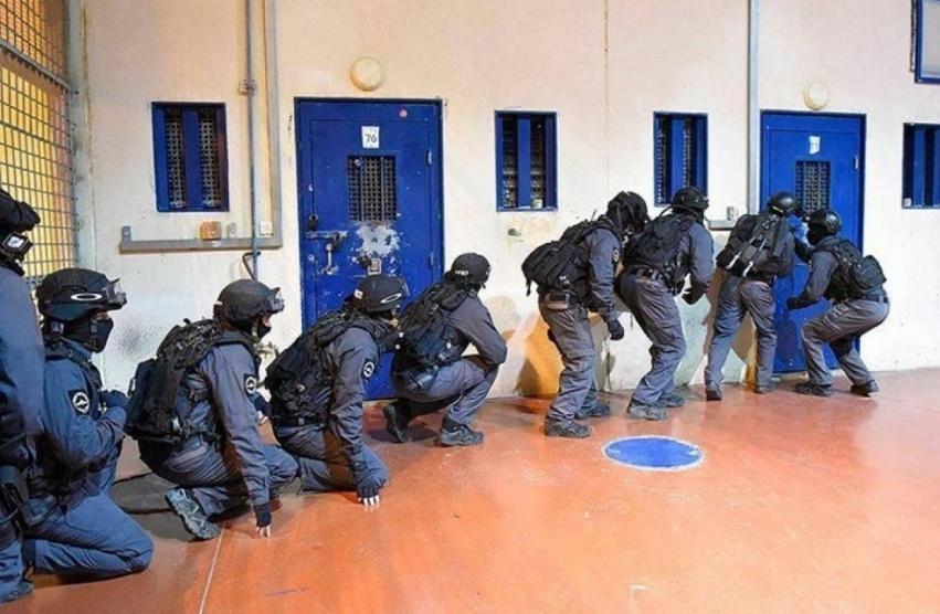 قوات القمع تقتحم قسم (5) في سجن