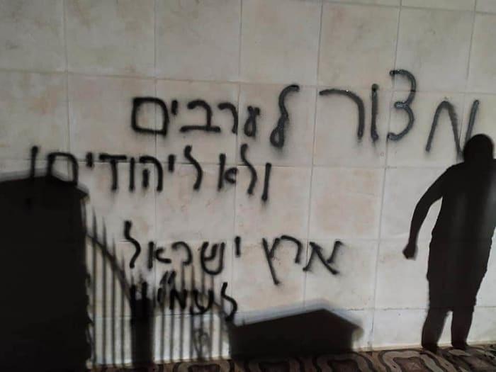مستوطنون يحرقون مسجدا في رام الله