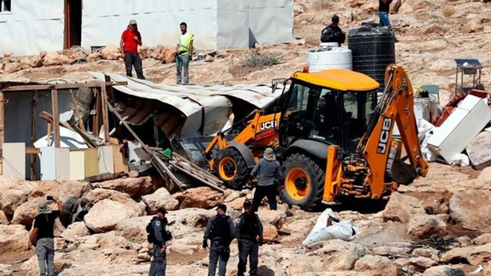 الاحتلال يهدم منازل بالخان الأحمر