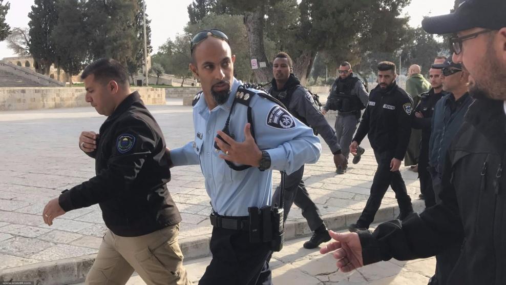الاحتلال يبعد شابا عن الأقصى 6 أشهر ويعتقل آخرين