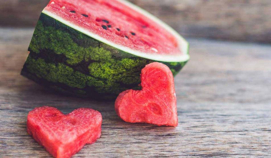 إليك ما يحدث لجسمك عندما تأكل البطيخ الأحمر يوميا