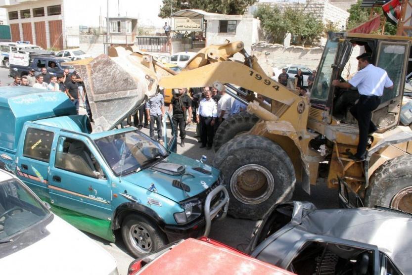 الشرطة تتلف 121 مركبة غير قانونية في طولكرم