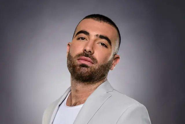 بدعوة شخصية من أحد شيوخ الأسرة الحاكمة.. مطرب إسرائيلي يحيي حفلا موسيقيا في أبو ظبي