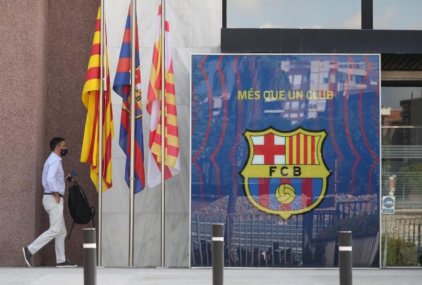 رئيس برشلونة يعلن كومان مدربا للفريق ويحسم شائعات رحيل ميسي
