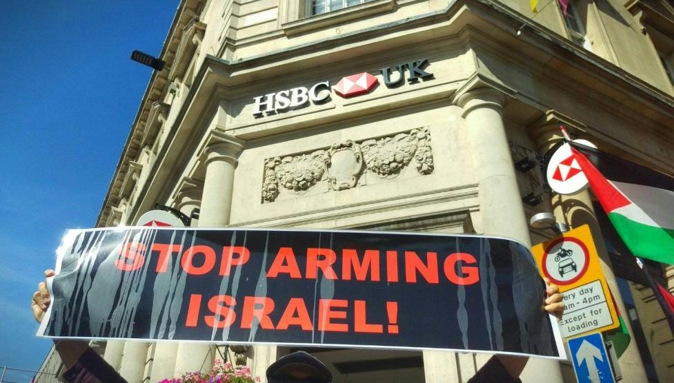وقفة تضامنية مع فلسطين أمام بنك HSBC الداعم للاحتلال