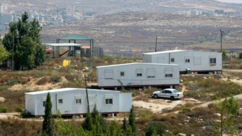 مستوطنون يضعون بيتا متنقلا على أراضي المواطنين جنوب نابلس
