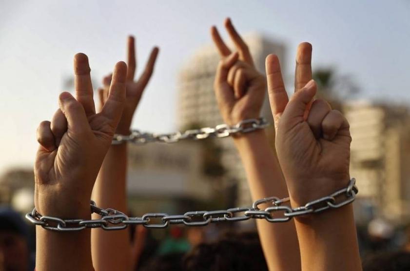 هيئة الأسرى: جيش الاحتلال يُنكل بشقيقين من الخليل ويعتقل أحدهما