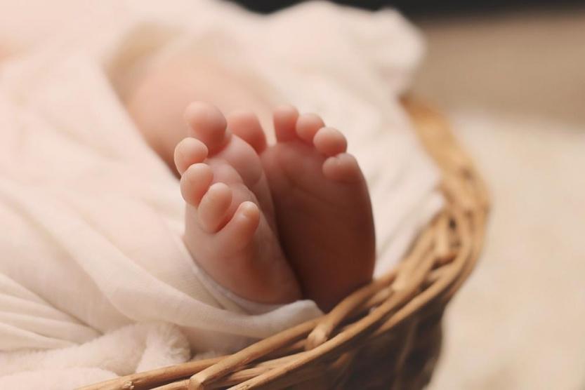 رمى طفلته الرضيعة بالشارع لعدم استطاعته إعالتها