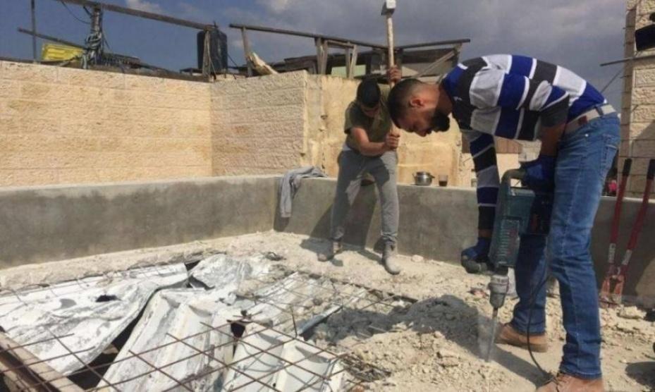 الاحتلال يُجبر عائلة مقدسية على هدم 5 محلات تجارية قسريًا