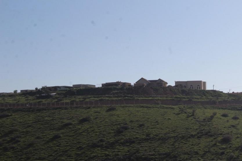 مستوطنون يواصلون نهب أراضي الفارسية بالأغوار الشمالية