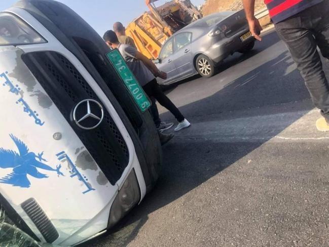 17 اصابة جراء انقلاب حافلة شرق الخليل