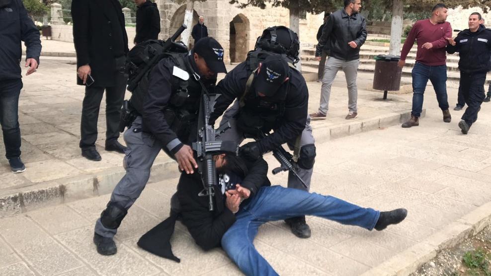 الاحتلال يعتقل مقدسيين فور خروجهم من الأقصى