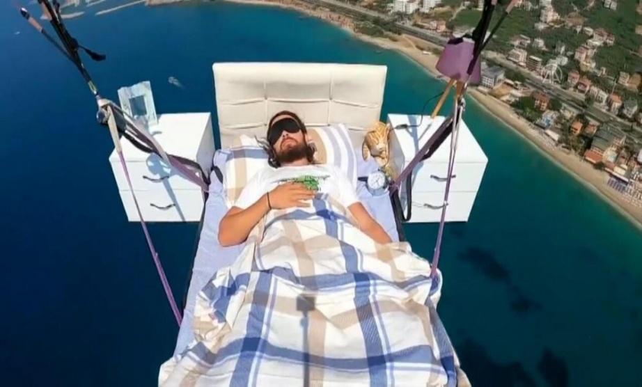 تركي يطير بسريره ويأخذ غفوة بالسماء