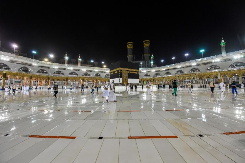 بعد توقف 7 أشهر.. السعودية تفتح أبواب العمرة قريبا