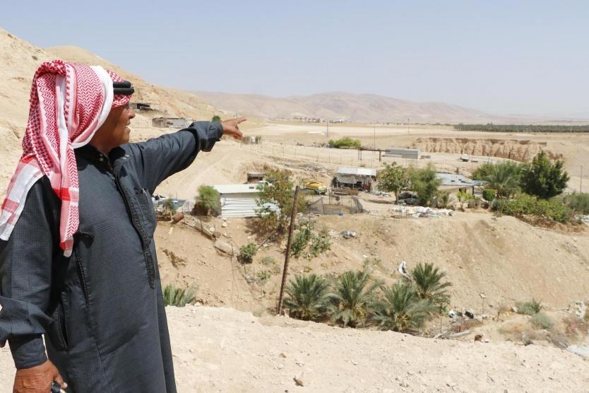 الاحتلال يخطر بوقف العمل في أرض زراعية جنوب الخليل