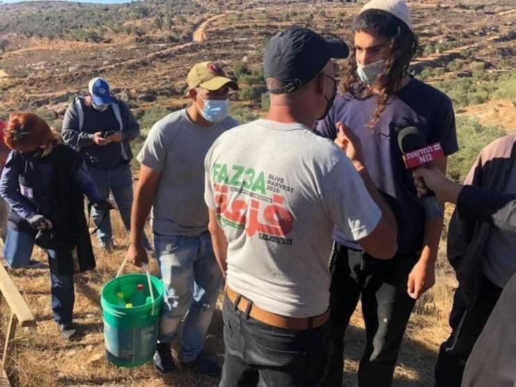 إصابة 4 مزارعين بهجوم للمستوطنين خلال قطف الزيتون شرق رام الله