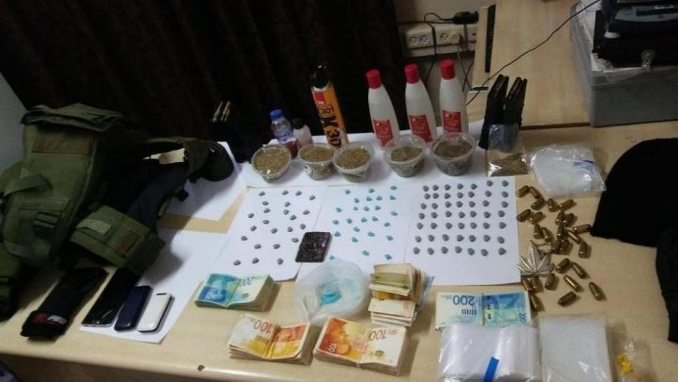 القبض على مطلوبين وضبط سلاح ومخدرات بنابلس
