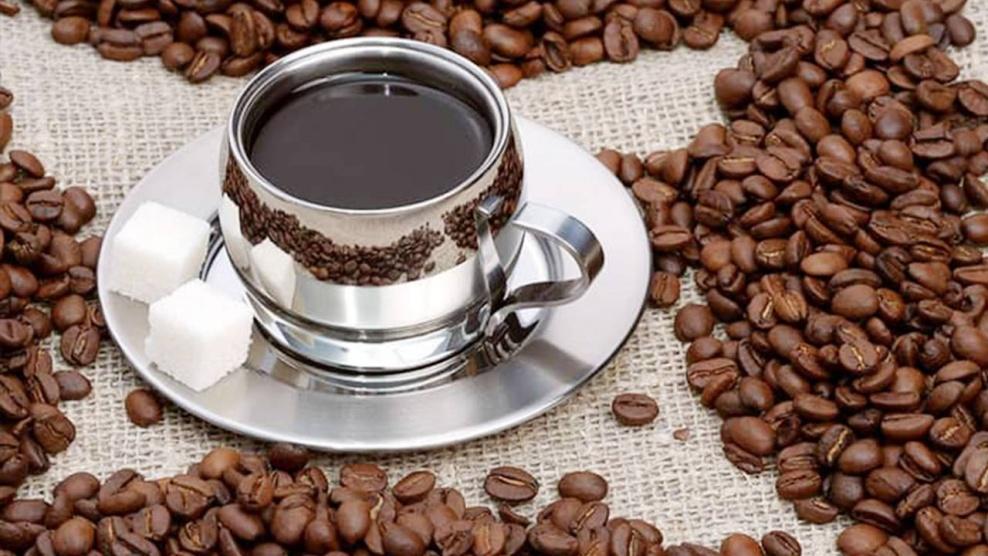 هل تسحب القهوة الماء من الجسم؟