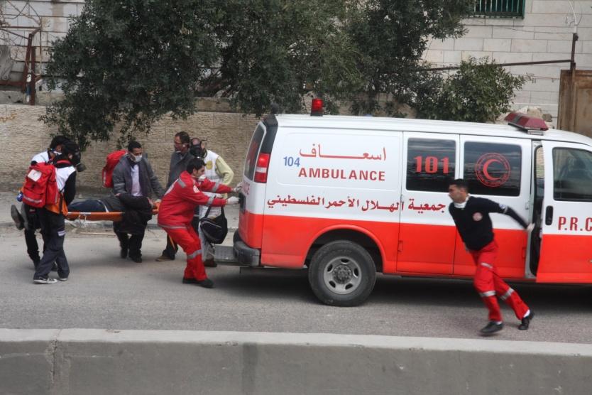 مستوطن يدهس مواطنا جنوب الخليل ويلوذ بالفرار