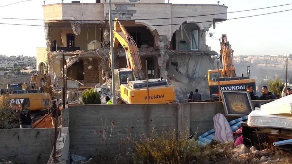 الاحتلال يهدم منزلًا ومحلين تجاريين في صورباهر بالقدس