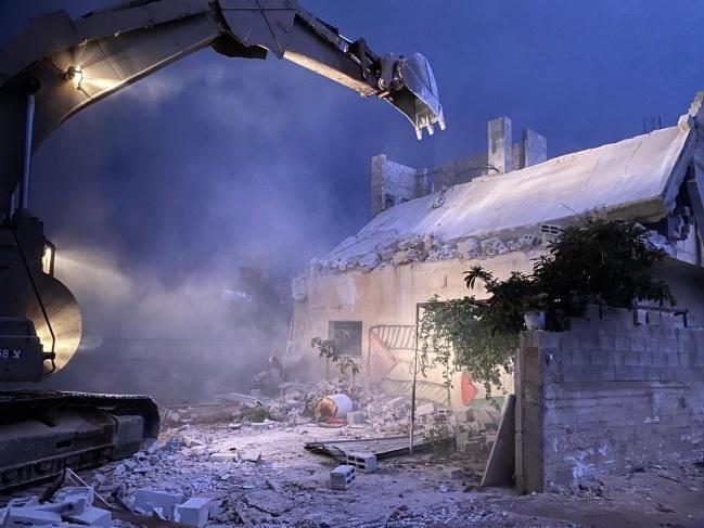 الاحتلال يهدم منزل الاسير خليل دويكات وسط مواجهات عنيفة