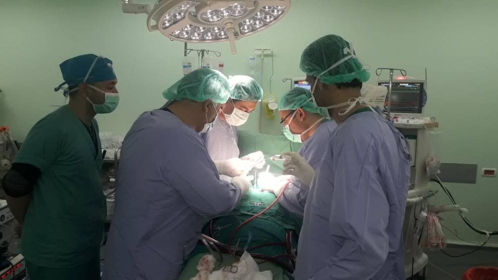 فريق طبي ينجح بإنقاذ حياة طفل بمستشفى الرنتيسي في غزة