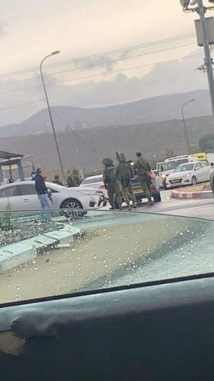 الاحتلال يستهدف شابا جنوب نابلس بزعم إشهاره مسدسا