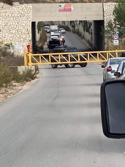 الاحتلال يغلق شارع النفق شمال غرب القدس