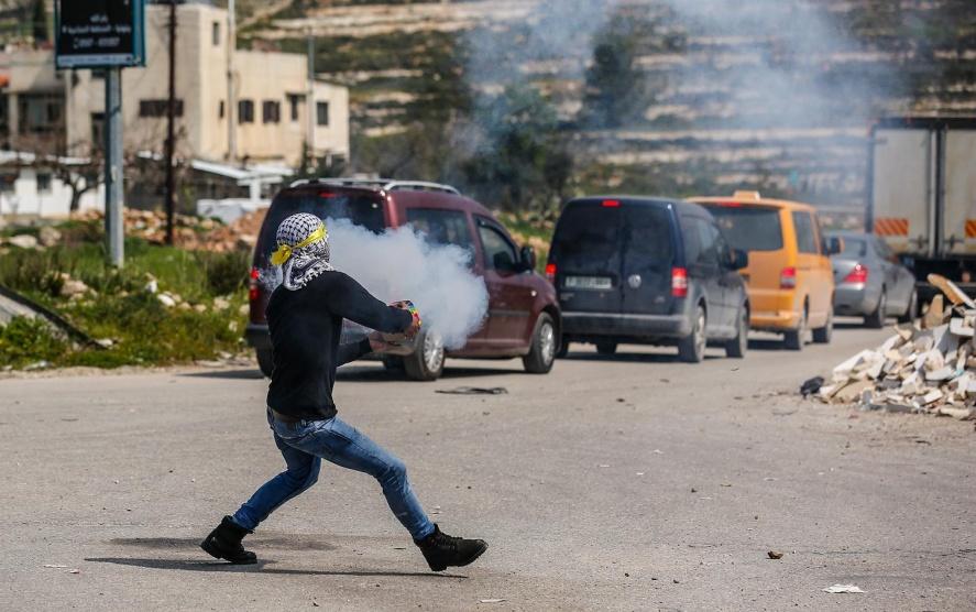  إصابات بالاختناق خلال مواجهات على المدخل الشمالي لمدينة البيرة
