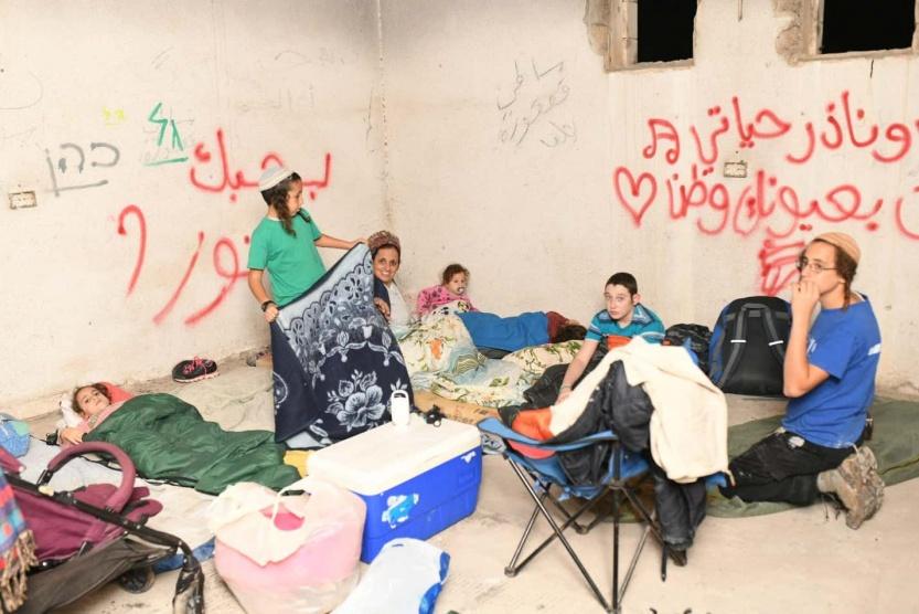 مستوطنون يعودون لمستوطنة مخلاة منذ 2005 شمال الضفة الغربية