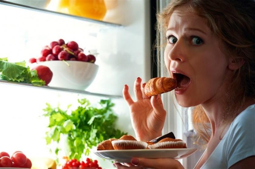 4 أضرار لتأخير وجبة العشاء لقبل النوم