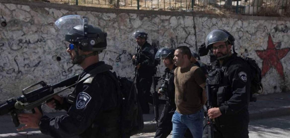 الاحتلال يفرض الحبس المنزلي على 3 شبان من العيسوية