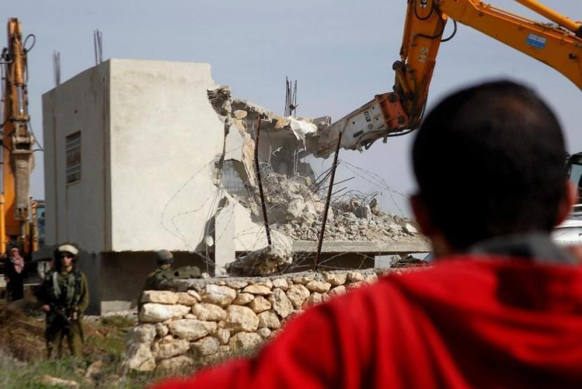 الاحتلال يسلم الناشط أبو دياب قرارًا بهدم منزله بسلوان