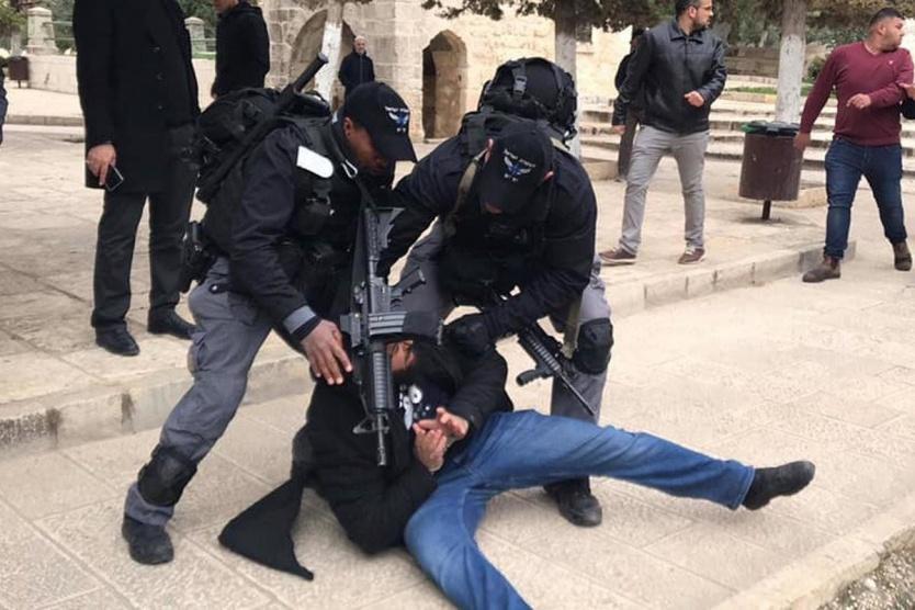 الاحتلال يعتقل مقدسيا ويبعد آخر عن الأقصى لثلاثة أشهر