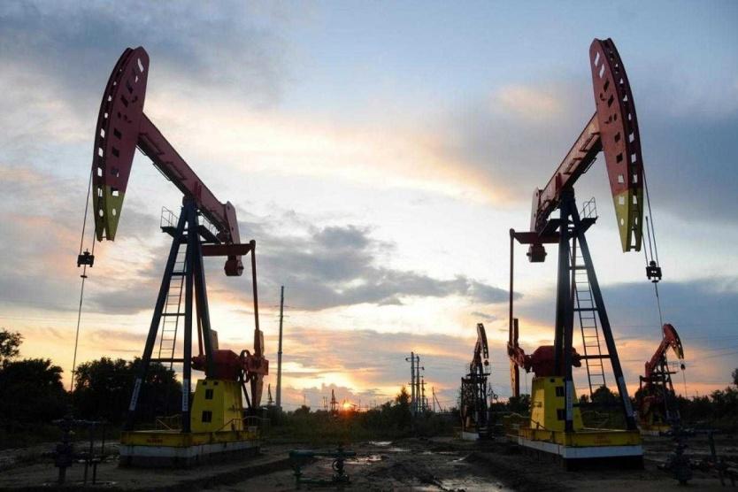 النفط ينتعش ويكسر حاجز الـ50 دولارا