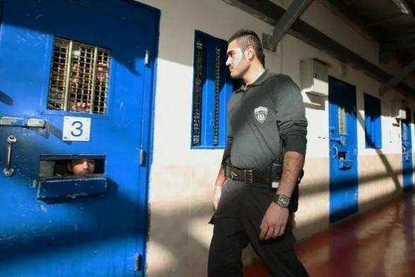 إدارة سجون الاحتلال تعزل مجددا الأسير عمر خرواط