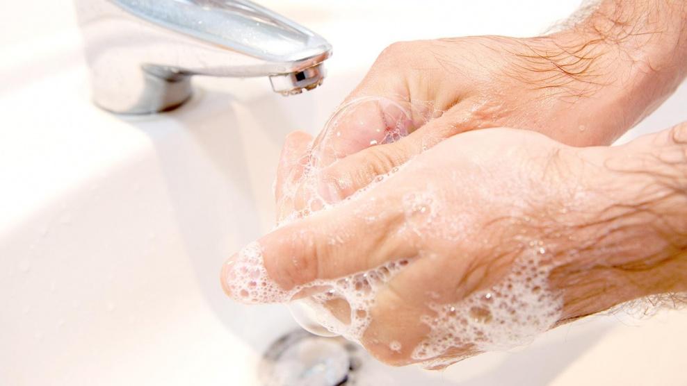 10 أشياء عليك غسل يديك بعد استعمالها